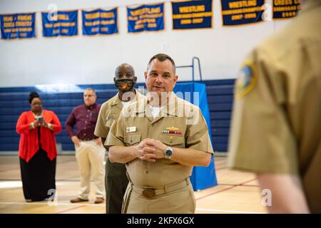 AGANA HEIGHTS, Guam (oct 13, 2022) - région mixte Marianas Commandant SMA arrière. Benjamin Nicholson se joint au corps d’instruction des officiers de réserve juniors de la Marine (JROTC) de l’école secondaire de Guam (SGH) pour commémorer l’anniversaire de la Marine américaine de 247th à l’école le 13 octobre. Au cours de sa visite au SGH, Nicholson a parlé avec les étudiants des contributions importantes qu'ils apportent en tant que membres de la famille du DoD et a répondu aux questions sur une carrière dans l'armée. (É.-U. Photos de la marine par Shaina O’Neal) Banque D'Images