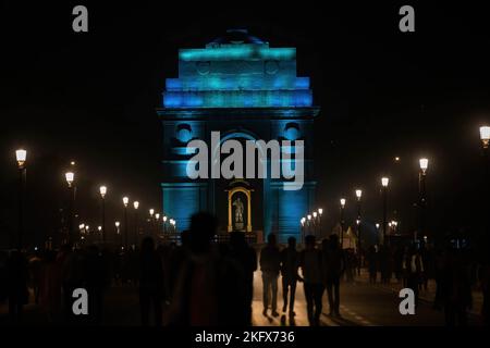 New Delhi, Inde. 19th novembre 2022. La porte de l'Inde est éclairée par une lumière bleue à la veille de la Journée mondiale de l'enfance. La couleur bleue symbolise le besoin d'attention aux droits de chaque enfant dans le monde. (Photo par Amarjeet Kumar Singh/SOPA Imag/Sipa USA) crédit: SIPA USA/Alay Live News Banque D'Images