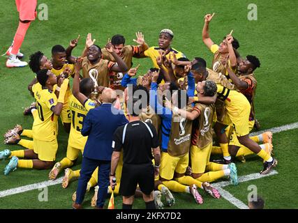 Al Chaur, Qatar. 20th novembre 2022. Football, coupe du monde 2022 au Qatar, Qatar - Equateur, cycle préliminaire, Groupe A, Matchday 1, Match d'ouverture au stade Al-Bait, les joueurs équatoriens célèbrent 2:0. Crédit : Robert Michael/dpa/Alay Live News Banque D'Images