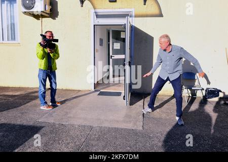 À gauche, le spécialiste du soutien à l'instruction Vincenzo Vitiello, affecté au Commandement de l'instruction de l'Armée de terre 7th, filme la formation sur la procédure d'évacuation au personnel de la DGFA, dans le cadre de la semaine de prévention des incendies. Camp Darby, DÉPÔT, Italie, 13 octobre 2022. Banque D'Images