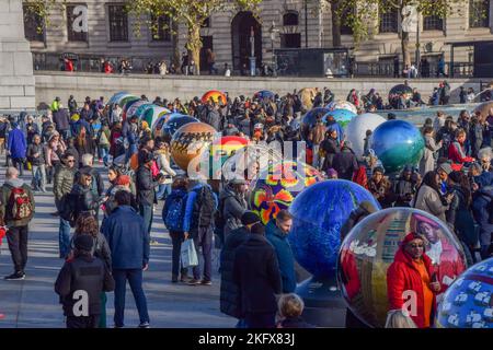 Londres, Royaume-Uni. 20th novembre 2022. Les visiteurs admirent les globes exposés sur Trafalgar Square, Londres. 96 globes créés par différents artistes ont été exposés à Trafalgar Square dans le cadre du projet "le monde réimaginé", qui explore l'histoire du commerce transatlantique des Africains enrasés et son impact. (Photo de Vuk Valcic/SOPA Images/Sipa USA) crédit: SIPA USA/Alay Live News Banque D'Images