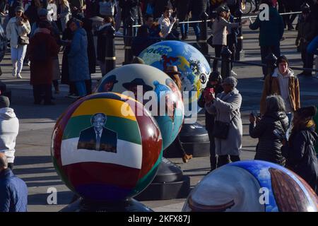 Londres, Royaume-Uni. 20th novembre 2022. Les visiteurs admirent les globes exposés sur Trafalgar Square, Londres. 96 globes créés par différents artistes ont été exposés à Trafalgar Square dans le cadre du projet "le monde réimaginé", qui explore l'histoire du commerce transatlantique des Africains enrasés et son impact. (Photo de Vuk Valcic/SOPA Images/Sipa USA) crédit: SIPA USA/Alay Live News Banque D'Images