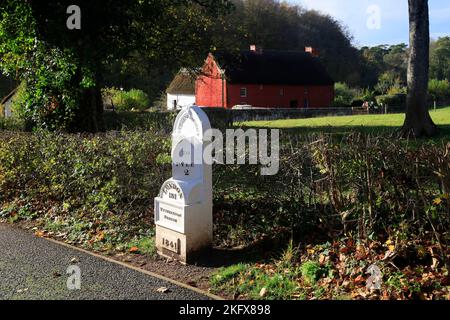 Marqueur de distance de jalon. Musée national d'Histoire de St Fagans. Amgueddfa Werin Cymru. Pris en novembre 2022. Automne. Banque D'Images