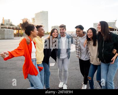Groupe de jeunes amis divers appréciant et riant dans une ville Banque D'Images