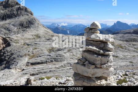 Pile de pierres appelée CAIRN pour l'orientation des randonneurs ou comme symbole de prière dans les montagnes Banque D'Images