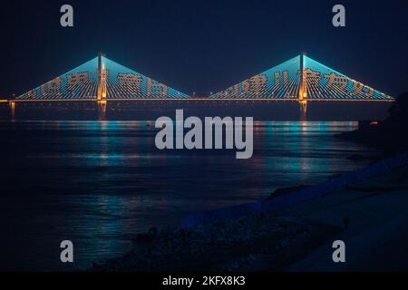 Wuhan, province chinoise de Hubei. 20th novembre 2022. Un pont est illuminé pour célébrer la Journée mondiale de l'enfance à Wuhan, dans la province de Hubei, dans le centre de la Chine, le 20 novembre 2022. Credit: Wu Zhizun/Xinhua/Alamy Live News Banque D'Images