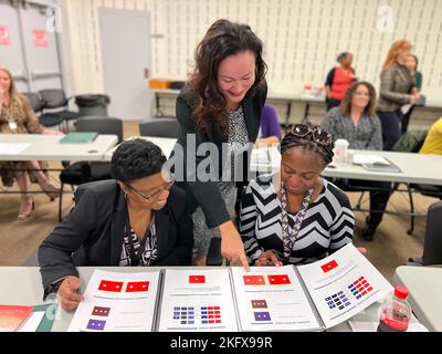 Elizabeth Simpson (au centre), chef du programme de formation sur le protocole HQDA, discute de l'ordre de priorité des drapeaux avec Laversa Wiltz (à gauche) et Kayla Moore (à droite) pendant la classe sur les principes de base du protocole 12 octobre et 13 au Centre de formation sur la préparation conjointe et à fort Polk, en Louisiane. Banque D'Images