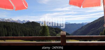 vue sur les montagnes depuis une terrasse avec parasols Banque D'Images