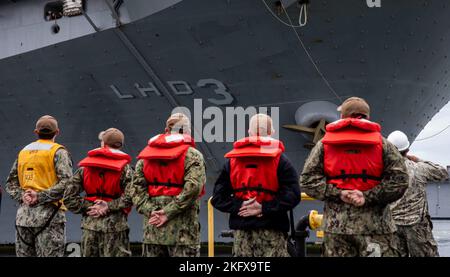 221013-DQ787-N-1084 NORFOLK (OCT 13, 2022) – les marins affectés à l'USS New York (LPD 1) se préparent à amarrer le navire d'assaut amphibie USS Kearsarge, 13 octobre 2022. L'USS Kearsarge (LHD 3), affecté au Kearsarge amphibie Ready Group, revient d'un déploiement de sept mois en haute mer du Nord et en mer Baltique. Plus de 4 000 marins et marins affectés à l'ARG de Kearsarge ont soutenu un large éventail d'opportunités d'interopérabilité et d'exercices dans le domaine d'opérations de la Sixième flotte américaine, augmentant la préparation au combat et les capacités d'intervention en cas de crise tout en renforçant relationsh Banque D'Images