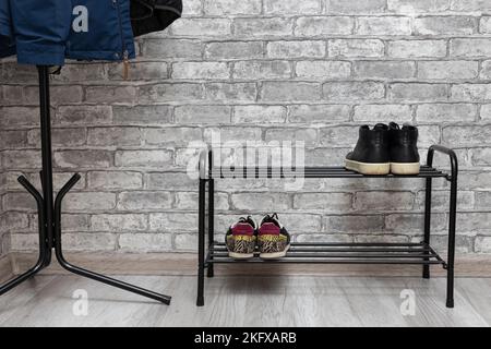 porte-chaussures dans le couloir de la maison. rangement des chaussures. chaussures sur le porte-chaussures Banque D'Images