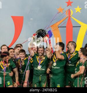 Manchester, Royaume-Uni. 18th novembre 2022. James Tedesco (C) (Sydney Roosters) d'Australie (1) lève le trophée après avoir remporté la finale 2021 de la coupe du monde de rugby 2021 entre l'Australie et les Samoa à Old Trafford, Manchester, Angleterre, le 19 novembre 2022. Photo de David Horn. Crédit : Prime Media Images/Alamy Live News Banque D'Images