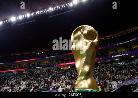 Al Khor, Qatar. 20th novembre 2022 ; stade Al Bayt, Al Khor, Qatar ; football de la coupe du monde de la FIFA, cérémonie d'ouverture ; Un trophée géant de la coupe du monde de la FIFA dans Midfield Credit: Action plus Sports Images/Alay Live News Banque D'Images