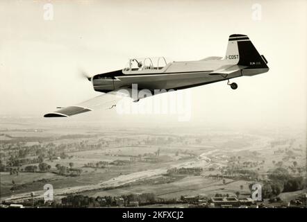 Vol acrobatique avec un avion Zlin au-dessus du Piémont occidental, pas très loin de la montagne Monviso Banque D'Images