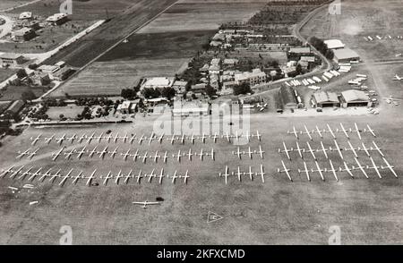 Vue aérienne de l'aéroport de Rieti avec de nombreux planeurs prêts pour le décollage dans un concours de vol de la fin des années 50 (Italie) Banque D'Images