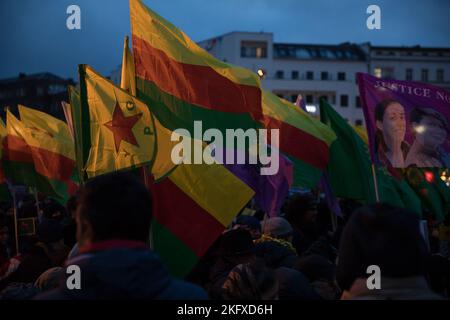 Berlin, Allemagne. 20th novembre 2022. Protestation sur 20 novembre 2022, à Hermannplatz à Berlin Neukoelln en raison des dernières attaques de l'armée turque hier soir. Les associations kurdes allemandes ont condamné l'offensive aérienne turque dans le nord-est de la Syrie et le nord de l'Irak et ont appelé leur diaspora à organiser des manifestations urgentes dans plusieurs villes allemandes. L'armée turque a attaqué la ville de KobaníMD (Ayn al-Arab) dans le nord de la Syrie. Sur les réseaux sociaux, les habitants de la ville iranienne de Mahabad ont signalé des explosions et des coups de feu. Il y a également eu des coupures de courant généralisées. Après d Banque D'Images