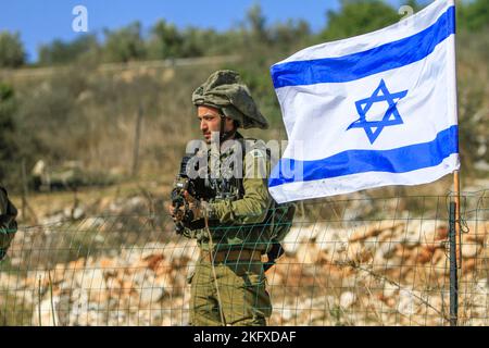 Salfit, Palestine. 20th novembre 2022. Les soldats israéliens gardent les colons juifs alors qu'ils saisissent les terres des agriculteurs palestiniens dans le village de Burqin, à l'ouest de Salfit, en Cisjordanie occupée. Les Palestiniens ont manifesté contre la confiscation de leurs terres par ces colons en faveur de la colonie juive de Brochin. Crédit : SOPA Images Limited/Alamy Live News Banque D'Images