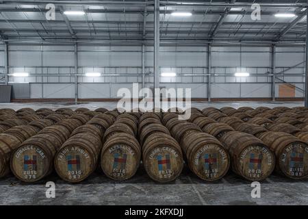 Fûts de whisky de l'île de Harris en entrepôt Banque D'Images