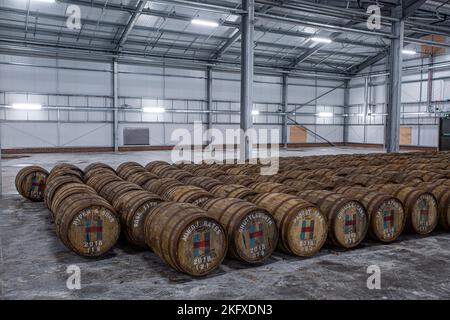 Fûts de whisky de l'île de Harris en entrepôt Banque D'Images