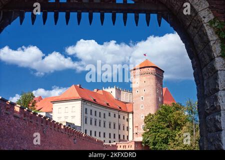 Vue sur le château de Wawel à travers la porte par une belle journée d'été, la ville de Cracovie en Pologne Banque D'Images