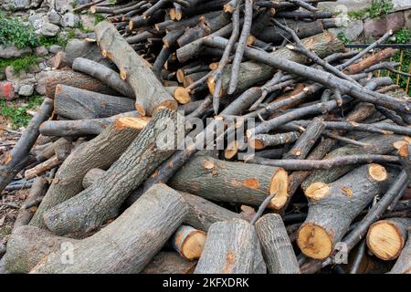 Préparation en hiver.Gerbage de bois de chauffage.Pile de bois de chauffage.Bois de chauffage de fond. Banque D'Images