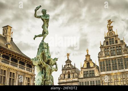 Paysage urbain - vue sur la fontaine Brabo et un bâtiment les Guildhouses, la Grote Markt d'Anvers, en Belgique Banque D'Images