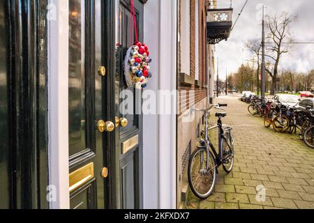 Paysage urbain de Noël - vue sur la maison et la rue dans le vieux quartier de la ville de Rotterdam à la veille des vacances, pays-Bas Banque D'Images