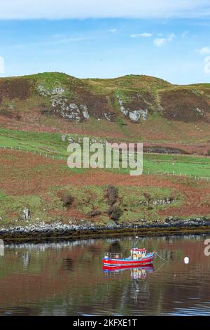 Bateau Fisher dans la rivière Drynoch , île de Skye , Écosse Banque D'Images