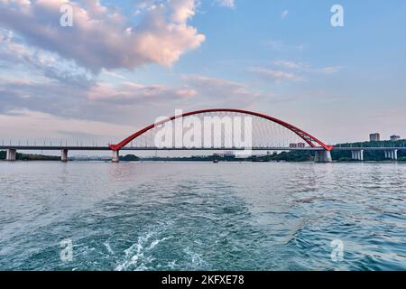 Pont Bugrinsky ou Bugrinsky MOST est pont routier au-dessus de la rivière OB à Novosibirsk, Russie. Paysage d'été Banque D'Images