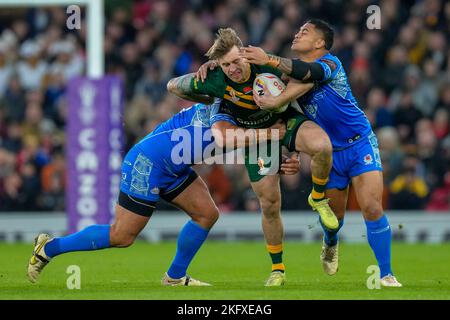 Manchester, Royaume-Uni. 18th novembre 2022. Cameron Munster (Melbourne Storm) d'Australie (7) est attaqué lors du match de finale 2021 de la coupe du monde de rugby 2021 entre l'Australie et les Samoa à Old Trafford, Manchester, Angleterre, le 19 novembre 2022. Photo de David Horn. Crédit : Prime Media Images/Alamy Live News Banque D'Images