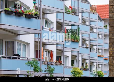 Hambourg, Allemagne. 23rd juillet 2022. Vue sur les balcons dans l'arrière-cour d'un complexe résidentiel de Hambourg Hamm. Credit: Markus Scholz/dpa/Alay Live News Banque D'Images