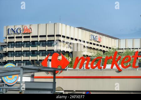 Enseigne et entrée du magasin Carrefour | façade d'un marché Carrefour et logo de l'entreprise et bâtiment ING Bank à l'arrière Banque D'Images