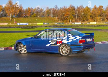 BMW E 46, SERVICES DTS, LOGISTIQUE À BÂBORD, réglage numérique; voiture à propulsion arrière, Conduite sur des pistes de dérive et virages à grande vitesse sur des routes humides lors d'une journée de la dérive des trois Sœurs à Wigan, au Royaume-Uni Banque D'Images