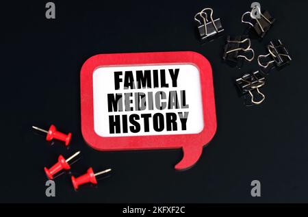 Concept médical. Sur une surface noire, des fournitures de bureau et une plaque rouge avec l'inscription - Family Medical History Banque D'Images