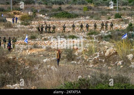 Salfit, Palestine. 20th novembre 2022. Une force armée israélienne entoure la colonie de Brukhine, tandis que les colons juifs saisissent les terres des agriculteurs palestiniens du village de Burqin, à l'ouest de Salfit, en Cisjordanie occupée. (Photo de Nasser Ishtayeh/SOPA Images/Sipa USA) crédit: SIPA USA/Alay Live News Banque D'Images