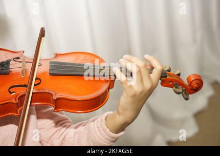 Portrait de bonne belle sombre peau petite fille à l'aide d'un violon tout en jouant une mélodie sur la scène Banque D'Images