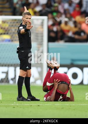 Al Khor, Qatar. 20th novembre 2022. Arbitre Daniele Orsato (L) gestes pendant le match du Groupe A entre le Qatar et l'Équateur à la coupe du monde de la FIFA 2022 au stade Al Bayt à Al Khor, Qatar, le 20 novembre 2022. Credit: LAN Hongguang/Xinhua/Alay Live News Banque D'Images