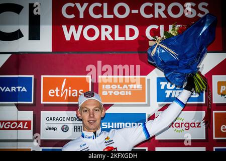 Le Belge Michael Vanthourenhout célèbre sur le podium après avoir remporté la course d'élite masculine de l'épreuve cycliste 'Drivencross' à Overijse le dimanche 20 novembre 2022, sixième (sur 14) étapes du trophée coupe du monde de la saison 2022-2023. BELGA PHOTO JASPER JACOBS Banque D'Images