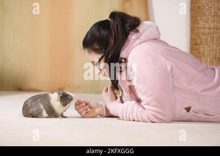 jeune femme avec cobaye Banque D'Images