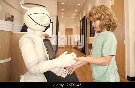 petit garçon interagir avec cyborg intelligence artificielle, communication Banque D'Images