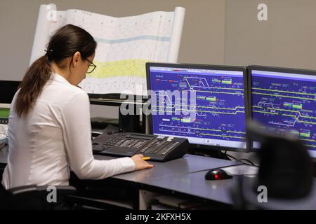 Bucarest, Roumanie - 18 novembre 2022: Centre de répartition du système souterrain de Bucarest pendant une journée portes ouvertes au public. Banque D'Images