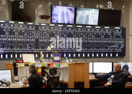 Bucarest, Roumanie - 18 novembre 2022: Centre de répartition du système souterrain de Bucarest pendant une journée portes ouvertes au public. Banque D'Images