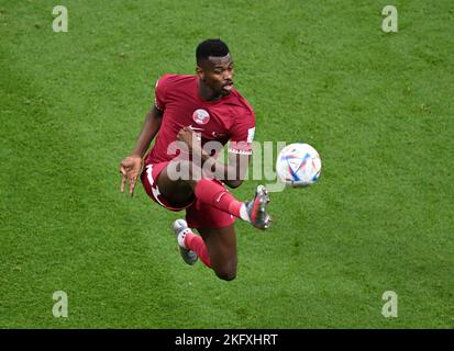 Al Chaur, Qatar. 20th novembre 2022. Football, coupe du monde 2022 au Qatar, Qatar - Equateur, cycle préliminaire, Groupe A, Matchday 1, Le match d'ouverture au stade Al-Bait, Mohammed Muntari du Qatar, prend le ballon. Crédit : Robert Michael/dpa/Alay Live News Banque D'Images