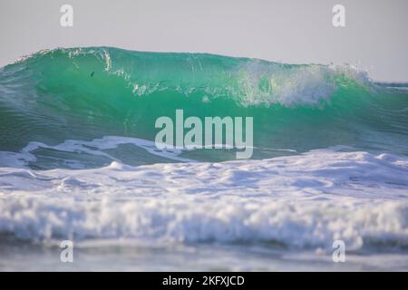 Vagues de tempête sur la côte méditerranéenne. Plages côte d'Israël Banque D'Images