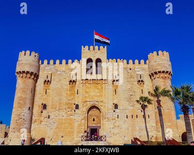 Alexandrie, Egypte - 22 janvier 2022: Citadelle de Qaitravbay à Alexandrie, Egypte. C'est une forteresse défensive datant de 15th ans située sur la Méditerranée Banque D'Images