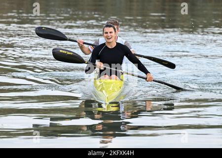 Le kayakiste belge Broekx et le cycliste belge Jens Schuermans photographiés en action lors d'un camp d'entraînement organisé par le Comité olympique belge BOIC-COIB à Belek en Turquie, dimanche 20 novembre 2022. La scène a lieu du 12 au 27 novembre. BELGA PHOTO LAURIE DIEFFEMBACQ Banque D'Images