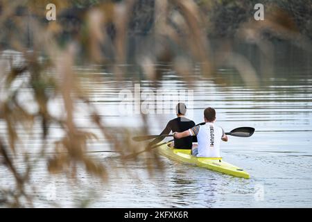Le kayak belge Broekx et le cycliste belge Pierre de Froidmont photographiés lors d'un camp d'entraînement organisé par le Comité olympique belge BOIC-COIB à Belek en Turquie, dimanche 20 novembre 2022. La scène a lieu du 12 au 27 novembre. BELGA PHOTO LAURIE DIEFFEMBACQ Banque D'Images
