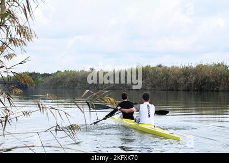 Le kayak belge Broekx et le cycliste belge Pierre de Froidmont photographiés lors d'un camp d'entraînement organisé par le Comité olympique belge BOIC-COIB à Belek en Turquie, dimanche 20 novembre 2022. La scène a lieu du 12 au 27 novembre. BELGA PHOTO LAURIE DIEFFEMBACQ Banque D'Images