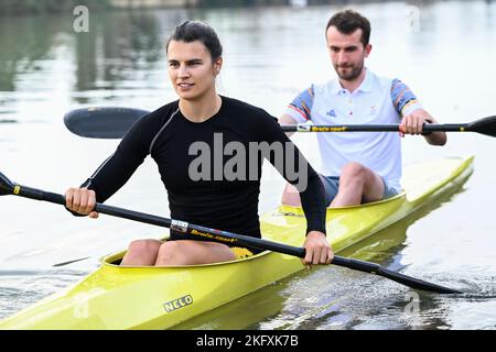 Le kayak belge Broekx et le cycliste belge Pierre de Froidmont photographiés lors d'un camp d'entraînement organisé par le Comité olympique belge BOIC-COIB à Belek en Turquie, dimanche 20 novembre 2022. La scène a lieu du 12 au 27 novembre. BELGA PHOTO LAURIE DIEFFEMBACQ Banque D'Images