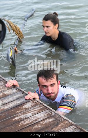 Le kayak belge Broekx et le cycliste belge Pierre de Froidmont photographiés lors d'un camp d'entraînement organisé par le Comité olympique belge BOIC-COIB à Belek en Turquie, dimanche 20 novembre 2022. La scène a lieu du 12 au 27 novembre. BELGA PHOTO LAURIE DIEFFEMBACQ Banque D'Images