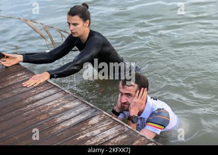 Le kayak belge Broekx et le cycliste belge Pierre de Froidmont photographiés lors d'un camp d'entraînement organisé par le Comité olympique belge BOIC-COIB à Belek en Turquie, dimanche 20 novembre 2022. La scène a lieu du 12 au 27 novembre. BELGA PHOTO LAURIE DIEFFEMBACQ Banque D'Images